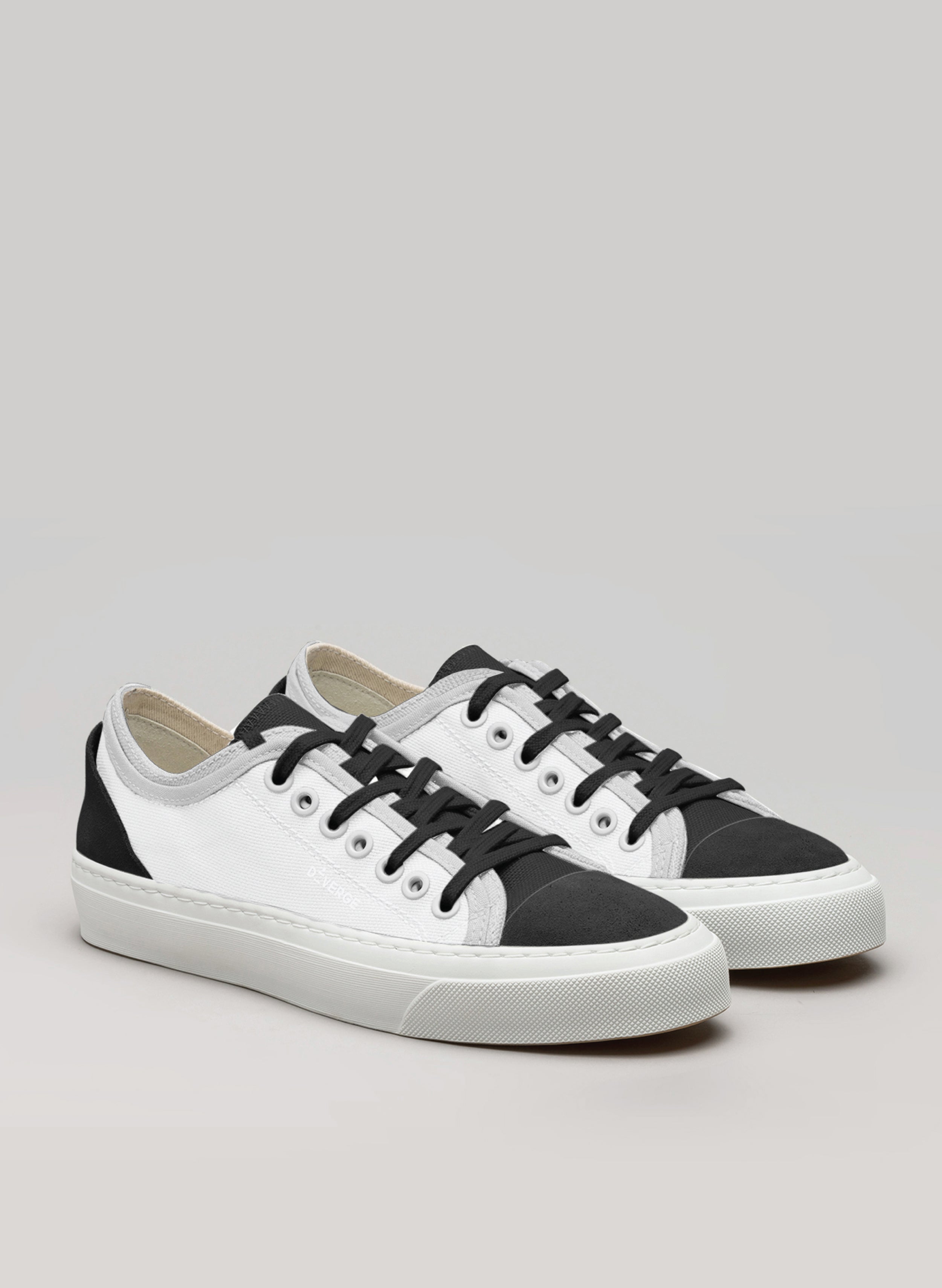 sneakers bianco e nero con suola bianca di Diverge, che promuove l'impatto sociale e le scarpe personalizzate attraverso il progetto imagine. 