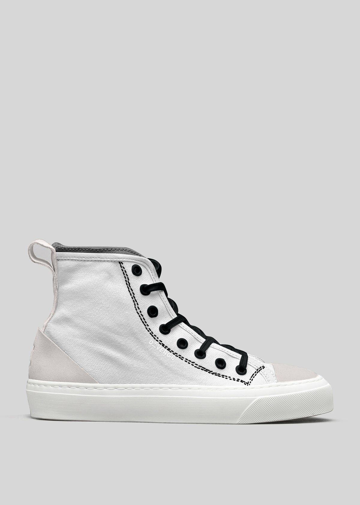 TH0004 by Martim sneaker alta in tela con lacci neri e suola in gomma bianca, su sfondo grigio.