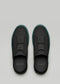 Un paio di sandali SO0002 The Wanderer con cinturini regolabili, visti dall'alto su uno sfondo grigio chiaro.