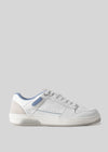 V5 White W/Blue Low-Top-Sneaker mit Perforationen und blauen Akzenten auf grauem Hintergrund.