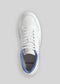 Ein einzelner V5 White W/Blue Low-Top-Sneaker mit blauer Innenausstattung, von oben betrachtet, mit der Marke "d-verge" auf der Zunge.