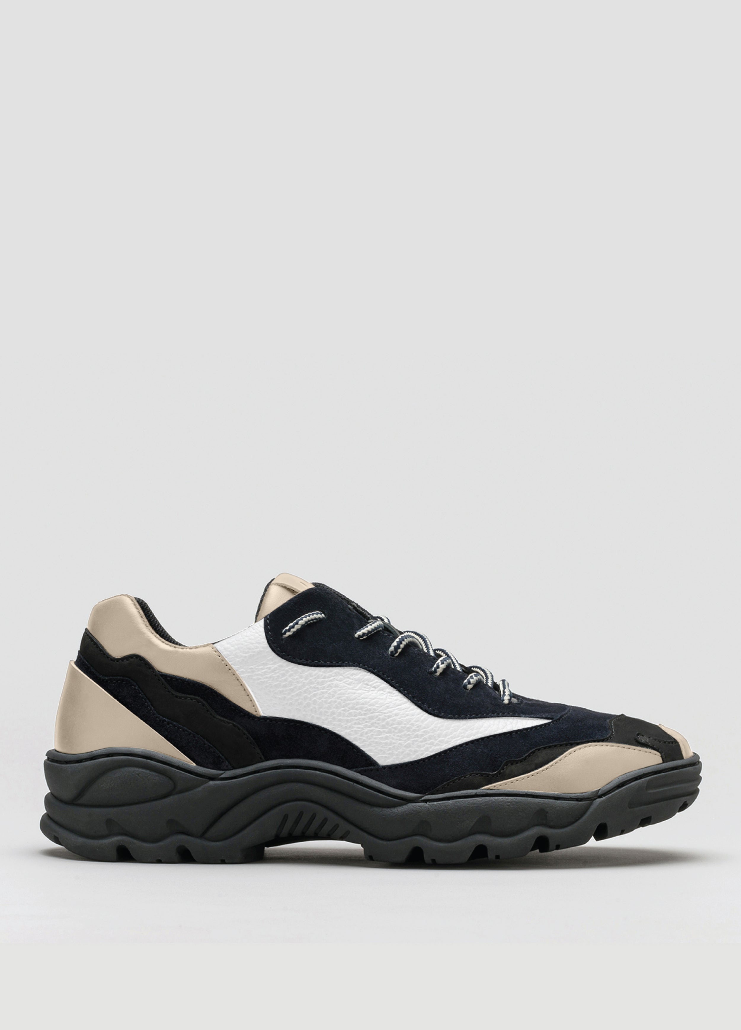 Farbmix aus schwarzem, beigem und weißem Premium-Leder sneakers landscape mit raffinierter Silhouetten-Seitenansicht
