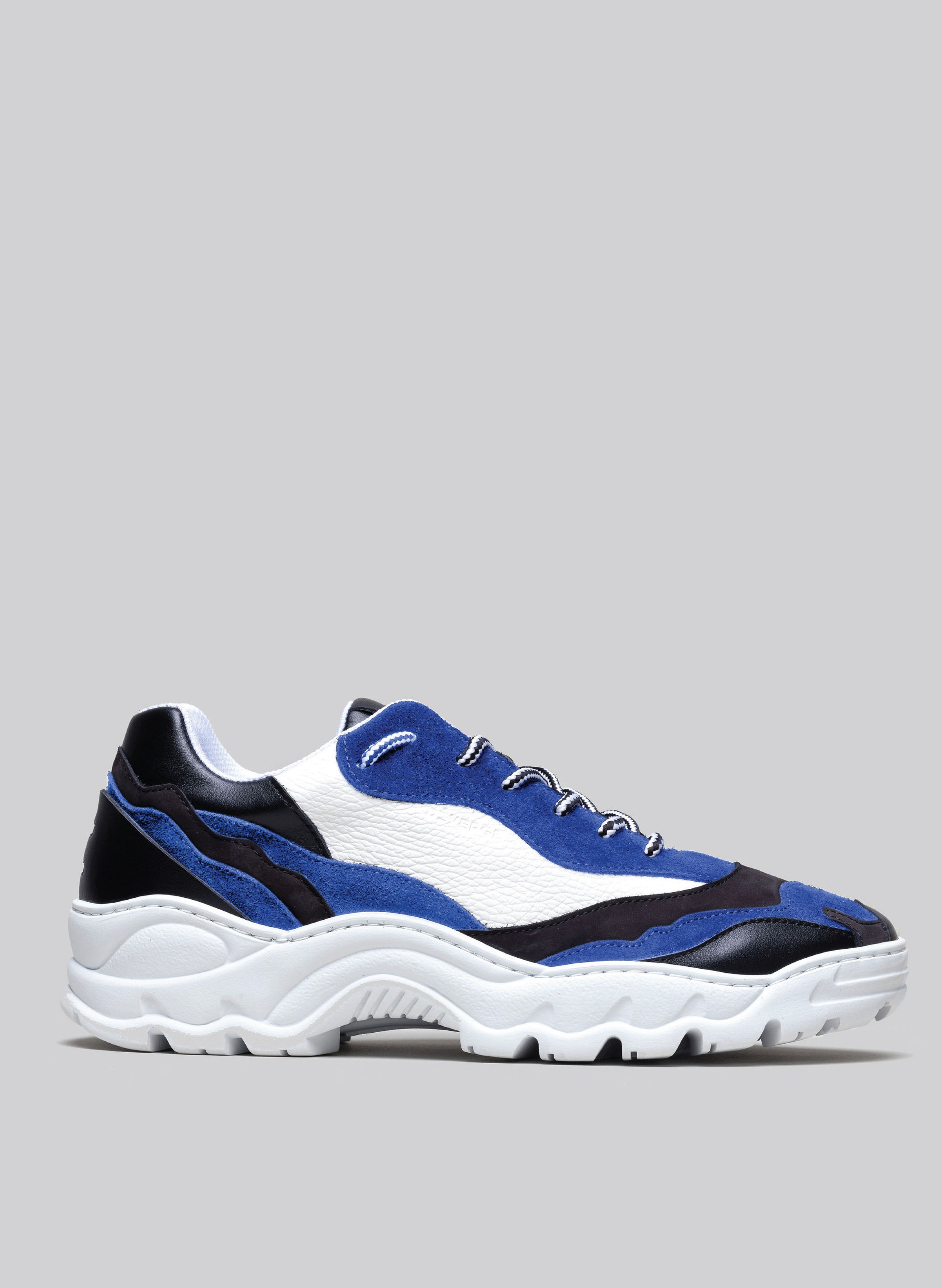 Farbmix aus schwarzem, weißem und blauem Premium-Leder sneakers landscape mit raffinierter Silhouetten-Seitenansicht