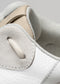 Nahaufnahme eines Low-Top-Sneakers L0009 MAYATHE mit Schwerpunkt auf strukturierten Stoffen und feinen Nähten.