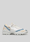 Zapatillas bajas L0009 MAYATHE blancas, azules y beige con suela gruesa, sobre un fondo gris liso.