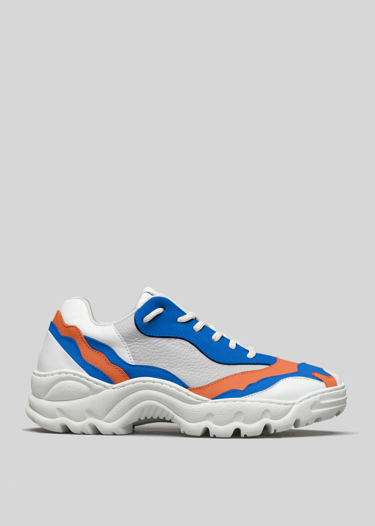 Sneaker bassa V18 Leather Color Mix Electric Blue con pannelli blu e arancioni e suola robusta e ondulata, su sfondo grigio chiaro.