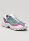 Una singola sneaker bassa L0007 Cotton Candy con pannelli rosa, blu e bianchi e suola bianca su sfondo grigio chiaro.