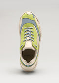 Una zapatilla baja V20 Leather Color Mix Lime de frente, con tonos beige, verde y azul y cordones blancos.