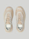 Vista superior de un par de DiVERGE X BUREL  Pearl de ante, sneakers con cordones blancos y el nombre de la marca "oberdeck" en la lengüeta.