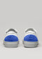 Ein Paar V14 Electric Blue W/ Lilac Low Top sneakers von hinten gesehen, mit blauer Wildlederferse und weißer Sohle.