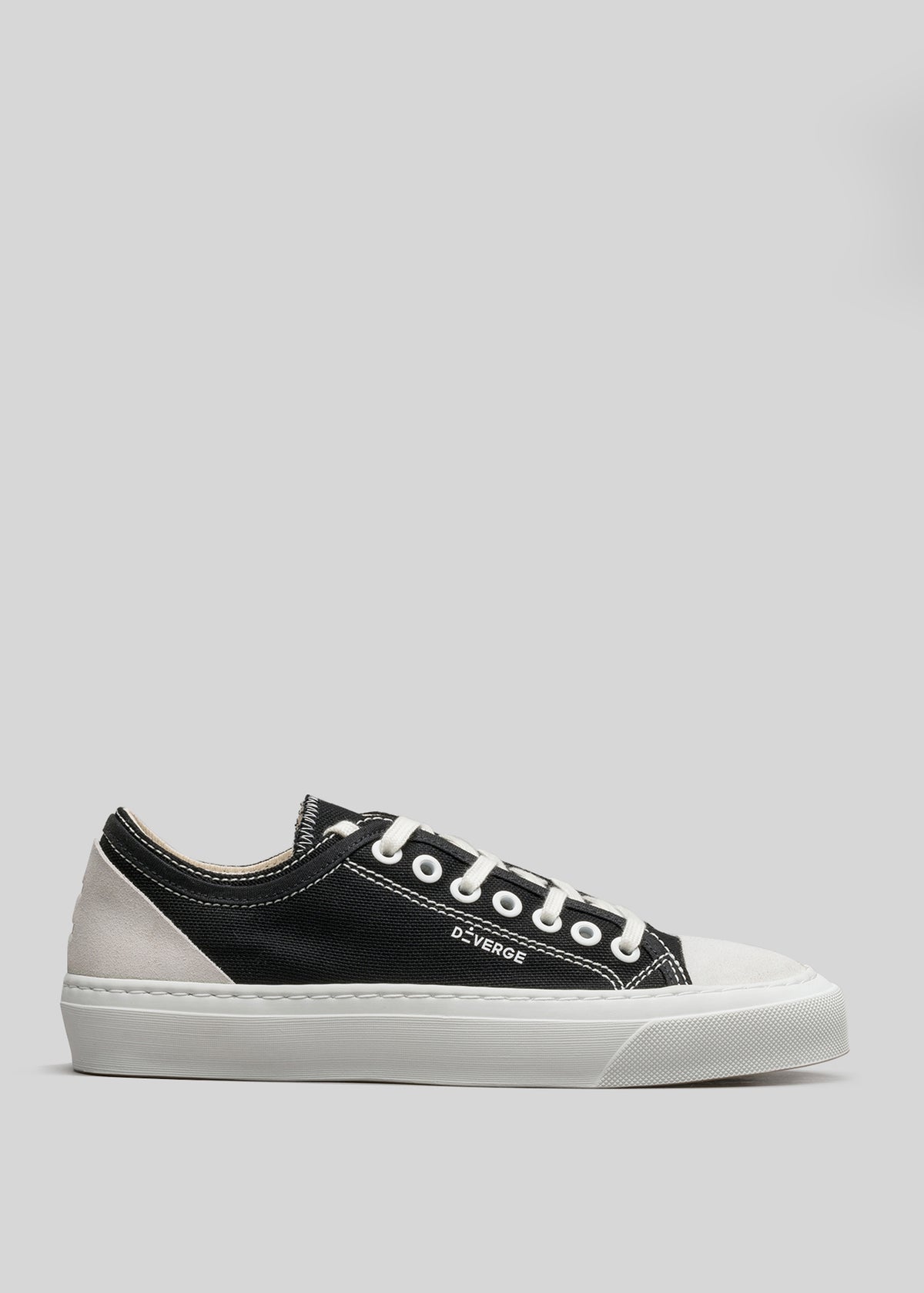 V2 Full Color Sneaker low-top in tela nera personalizzata su sfondo grigio chiaro.