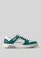 V1 Emerald Green W/ White low top sneakers mit Schnürsenkeln auf einem grauen Hintergrund.