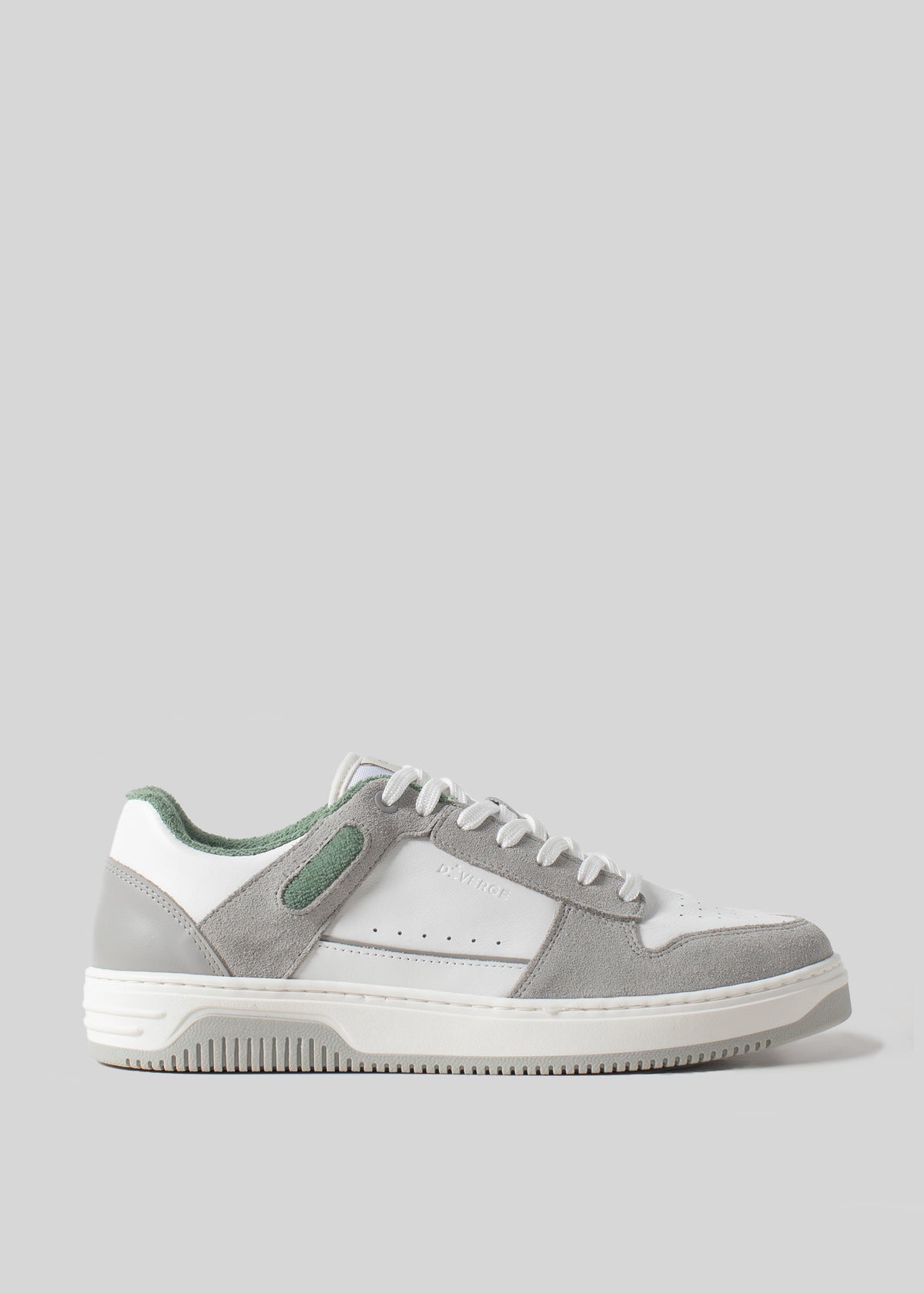 Una singola sneaker low-top V2 Grey W/ Forest Green visualizzata su uno sfondo grigio chiaro.