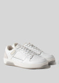 Une paire de baskets V7 Grey W/ Off-White sneakers avec des accents en daim beige et une semelle plate en caoutchouc, présentée sur un fond gris clair.
