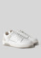 Une paire de Meteor 88 White Canvas sneakers à lacets, au design minimaliste et au style low-top, sur fond gris.