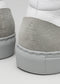 Detalle de la parte trasera de dos zapatillas V39 White W/ Grey high top sneakers que muestran contrafuertes de talón grises texturizados con la palabra "nike" en relieve.