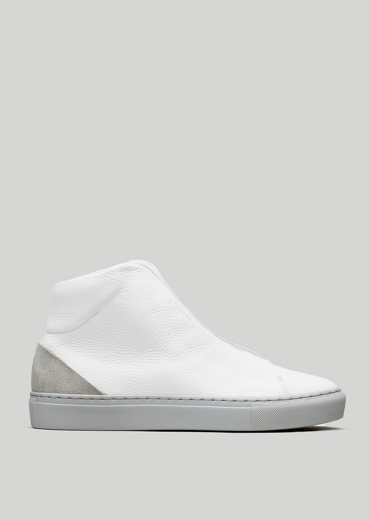 V39 White W/ Grey High-Top-Sneaker mit strukturiertem Obermaterial, grauer Wildleder-Fersenkappe und dicker weißer Gummisohle auf hellgrauem Hintergrund.