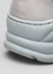Primo piano del tallone di una sneaker personalizzata V8 Leather Color Mix Grey, che evidenzia la superficie strutturata e la suola spessa e stratificata con cuciture a vista.