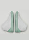 Une paire de chaussures compensées V35 en cuir gris/vert pastel sneakers sur fond clair.