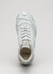 Una singola sneaker in tela bianca con lacci, vista dall'alto, su uno sfondo grigio chiaro V6 full color senza soluzione di continuità.