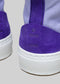 Vista ravvicinata delle scarpe alte TH0001 by Leandra  sneakers  con logo in rilievo sul tallone e suola in gomma bianca.