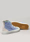 Ein Paar TH0003 von Eduarda High-Top-Canvas-Schuhe mit blauem Jeansstoff und weißen Lederdetails, dargestellt vor einem grauen Hintergrund. Ein Schuh ist aufrecht, der andere liegt auf der Seite und zeigt die Sohle.