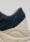 Nahaufnahme eines V8 Full Color Marine Blue Low-Top-Sneakers mit strukturierter weißer Sohle und abgesteppten Details.