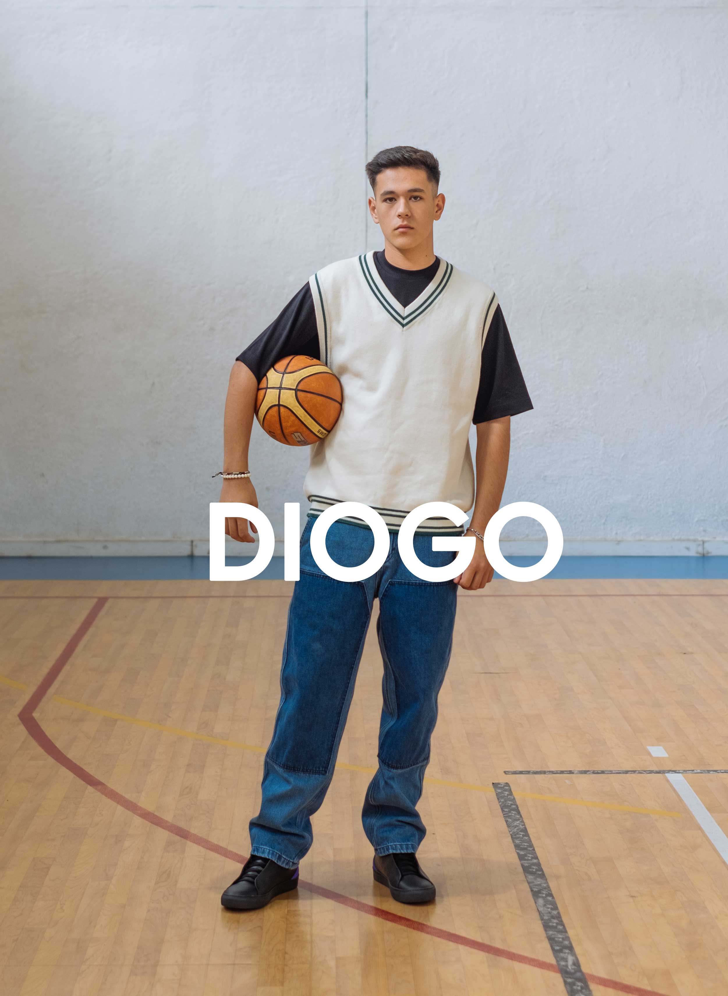 Un hombre con una pelota de baloncesto en un gimnasio, Diverge sneakers, promoviendo el impacto social y el calzado personalizado a través del proyecto Imagine. 