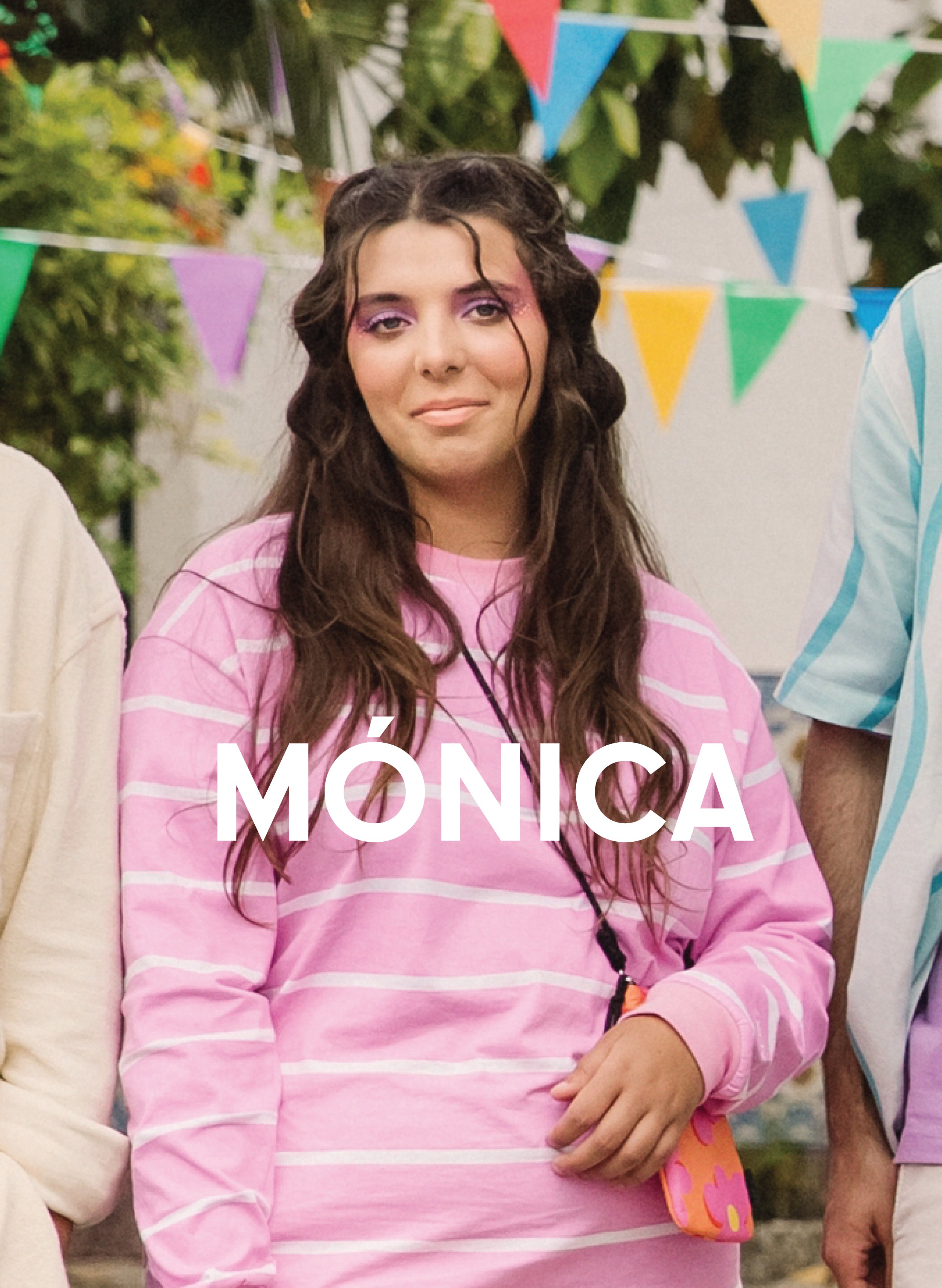 Mónica vestito di rosa, indossando Diverge sneakers, promuovendo l'impatto sociale e le scarpe personalizzate attraverso il progetto Imagine.