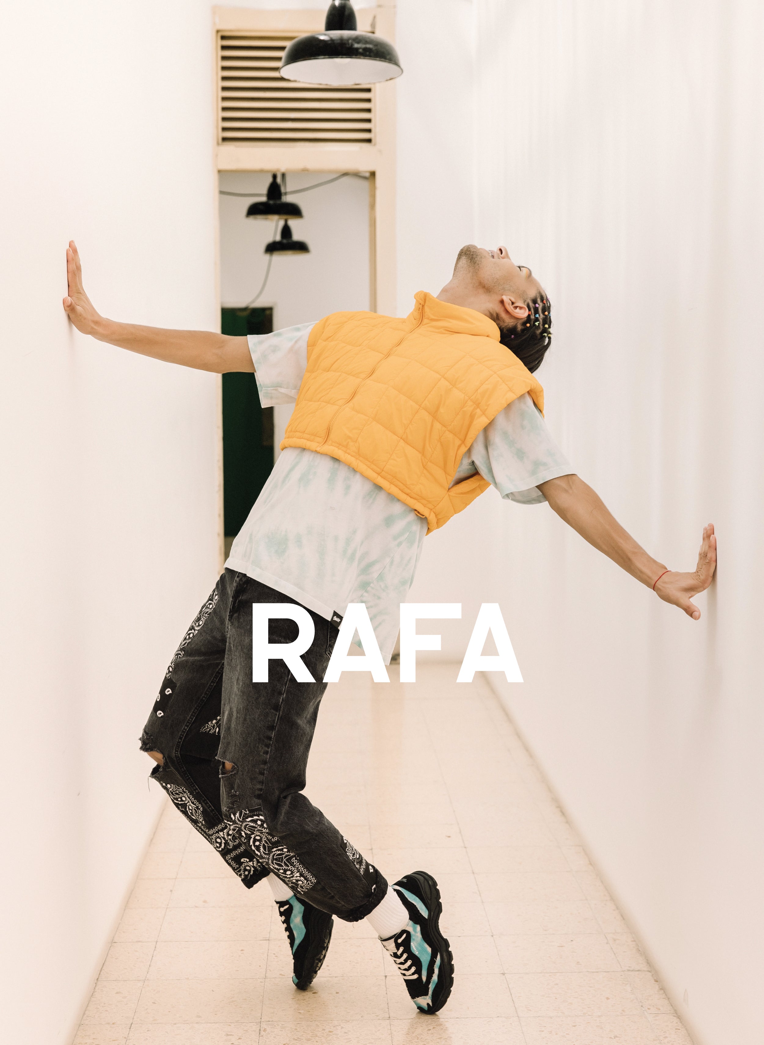 Rafa suspendu au-dessus de ses pieds, portant Diverge sneakers, promouvant l’impact social et les chaussures personnalisées à travers le projet Imagine.