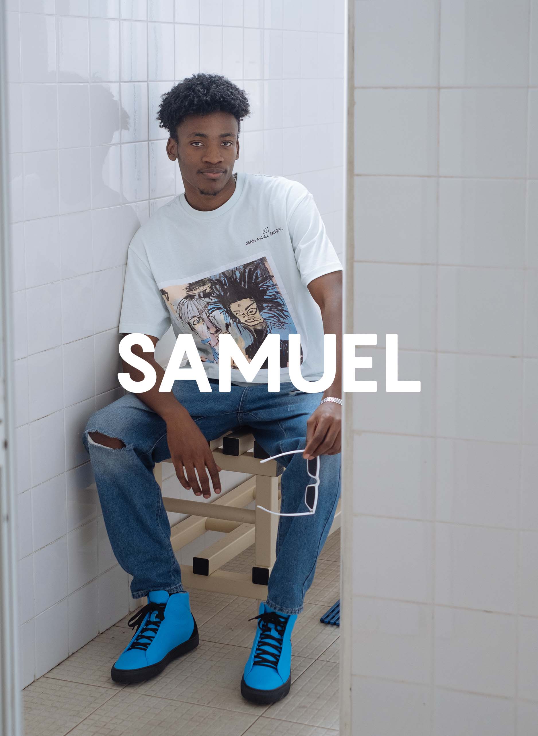 Samuele che indossa Diverge sneakers e mettendo in mostra l'impatto sociale e le scarpe personalizzate attraverso il progetto Imagine.