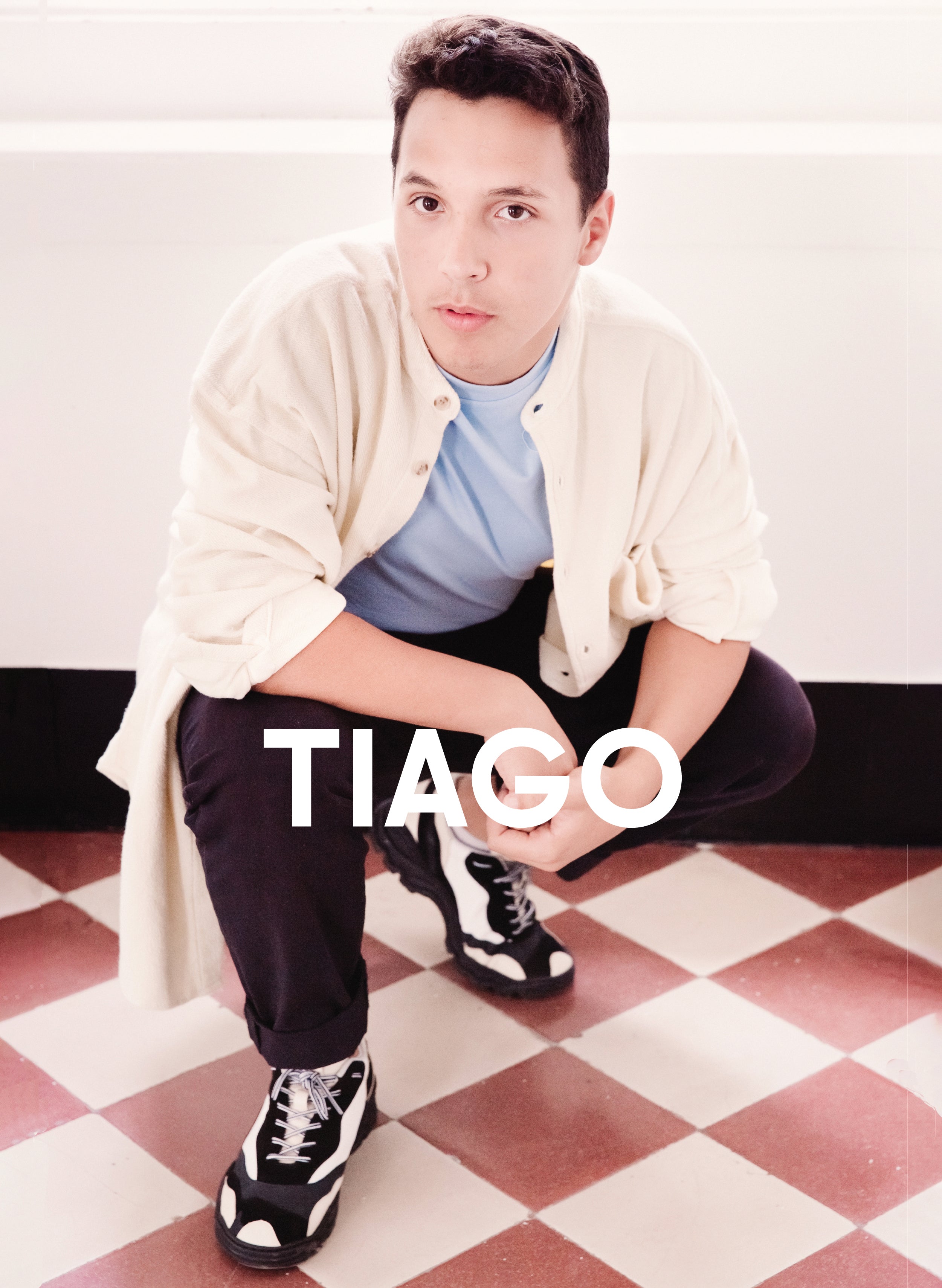 Tiago in camicia blu e nera Diverge sneakers Promuovere l'impatto sociale e le scarpe personalizzate attraverso il progetto Imagine.
