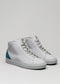 Un par de zapatillas de caña alta Midnight Sky blancas sneakers con detalles azules sobre un fondo gris liso.