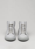 Un par de zapatillas de caña alta Midnight Sky sneakers con un cuero gris claro hacia delante sobre un fondo blanco liso.