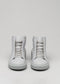 Un paio di scarpe alte Midnight Sky sneakers con pelle grigio chiaro rivolta in avanti su sfondo bianco.
