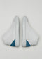 Un par de Midnight Sky sneakers con detalles azules en los talones, que se muestran de suela a suela sobre un fondo gris claro.
