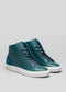 Une paire de chaussures montantes V3 en cuir bleu océan sneakers avec des semelles blanches sur un fond gris clair.
