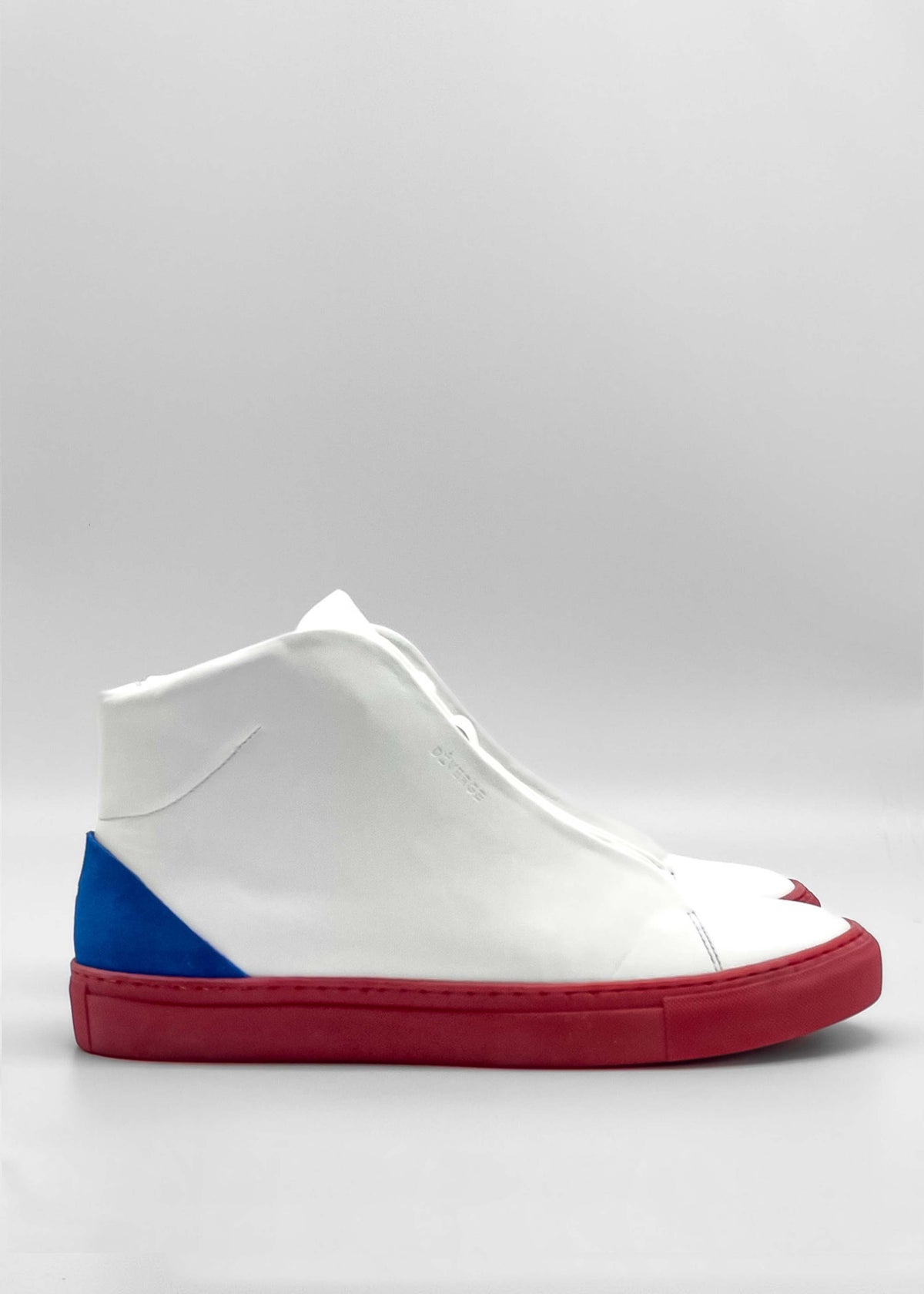 The MH0154 White W/ Red sneakers, handcrafted in Portugal, feature premium Italian leather, a blue heel accent, and a red sole. Displayed against a plain light gray background, they seamlessly combine style and quality.