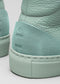 Detalle de la parte trasera de las V24 Pastel Green Floater sneakers mostrando las suelas texturizadas y el logotipo en relieve.