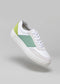 Ein weißer und V22 Pastel Green & Lime Low-Top-Sneaker.