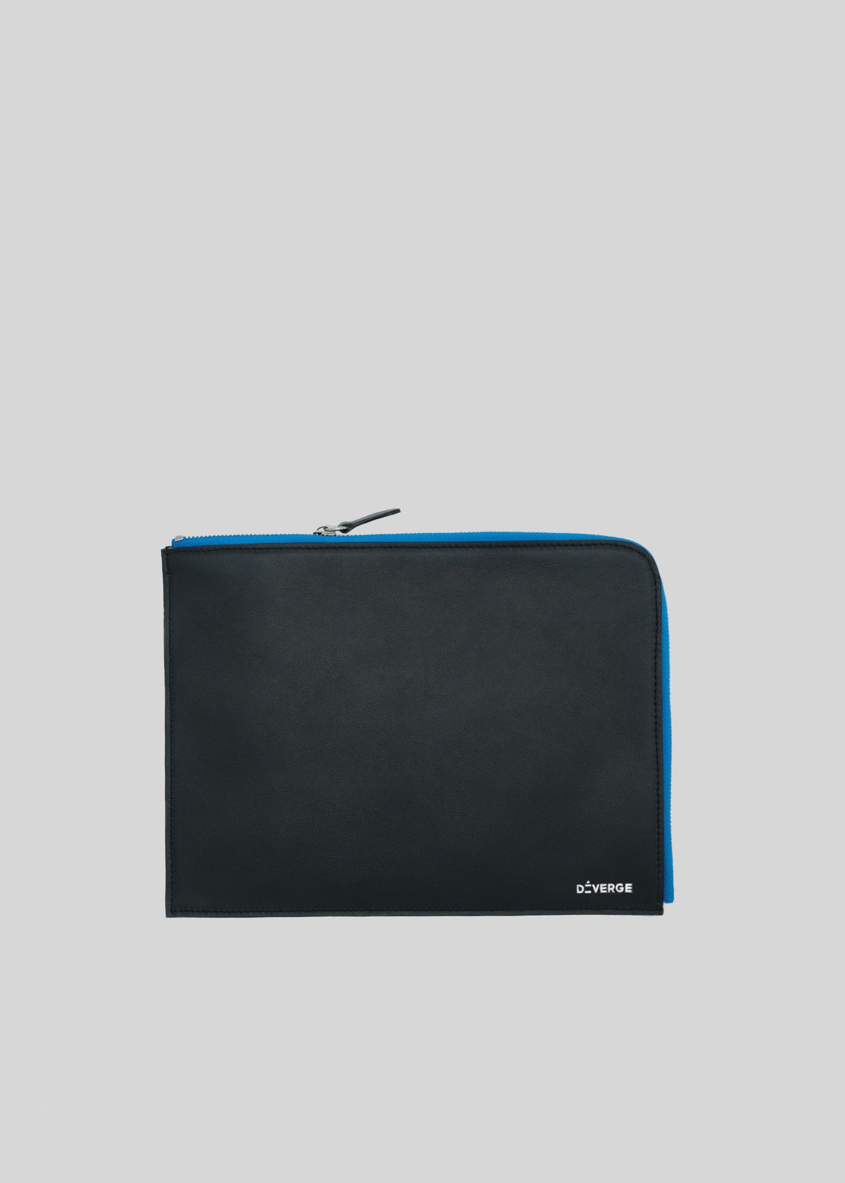 Eine schwarze M Leather Pouch Black w/ Blue Brieftasche mit blauem Reißverschluss, isoliert auf weißem Hintergrund.