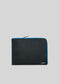 Portefeuille M Leather Pouch Black w/ Blue noir avec une fermeture éclair bleue, isolé sur fond blanc.