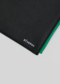 Primer plano de un tejido M Leather Pouch Black w/Green con el logotipo "d-verge", con un forro interior verde visible sobre fondo blanco.
