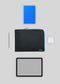 Vue de dessus d'un assortiment d'accessoires technologiques : un ordinateur portable bleu, un M Leather Pouch Black w/ Blue noir, des écouteurs sans fil dans un étui, un stylet et une tablette, le tout disposé sur un fond gris clair.