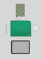 Diseño plano de un M Leather Pouch Green, cuaderno con cubierta en damero, tableta, bolígrafo plateado y funda para auriculares inalámbricos sobre fondo gris.