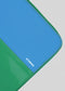 M Patchwork Pouch Blue & Green con cremallera verde, con la etiqueta "diverge" en letras blancas.