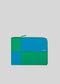 Portafoglio M Patchwork Pouch in pelle blu e verde con cerniera e logo del marchio in basso a destra.