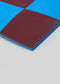 Nahaufnahme einer Oberfläche von M Patchwork Pouch Bordeaux & Blue mit blauen Nähten, die sich von blauen Lederteilen mit roten Nähten auf weißem Hintergrund abheben.