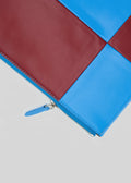 M Patchwork Pouch Bordeaux & Blue Geometrische Lederclutch mit silbernem Reißverschluss, isoliert auf weißem Hintergrund.