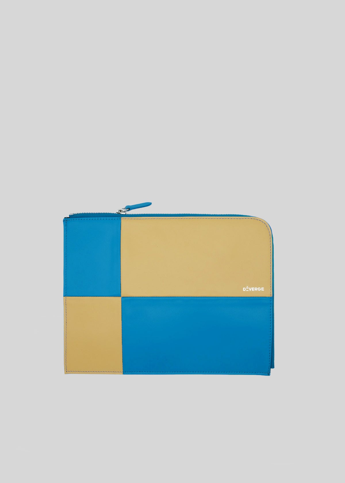 Una cartera con cremallera azul y amarilla M Patchwork Pouch Yellow & Blue con el nombre de la marca en el panel frontal inferior.